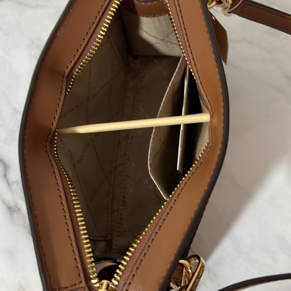 NWT Michael Kors Sheila Small Crossbody - Picture 5 of 6